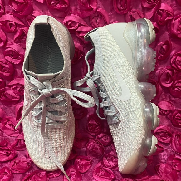 WOMEN'S NIKE AIR VAPORMAX FLYKNIT 3 RUNNING SHOES - Picture 2 of 9